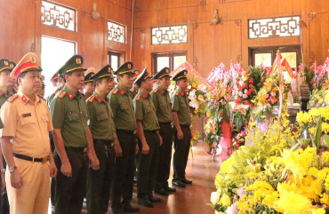 Công an Hà Tĩnh dâng hương tại Khu di tích Kim Liên